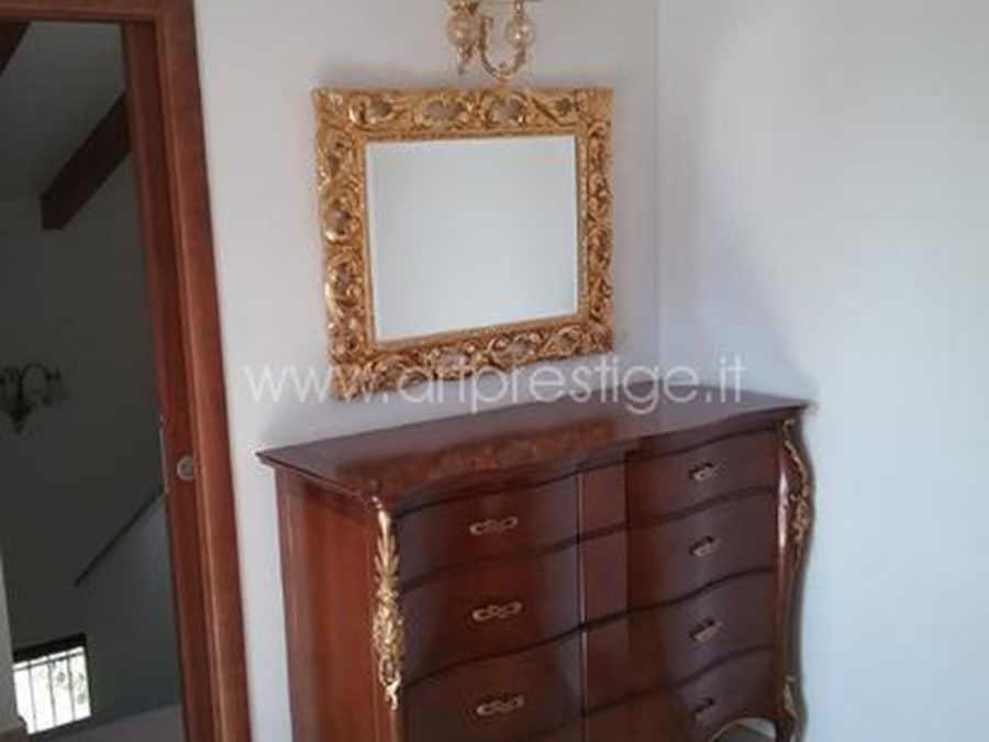 Raffinato comò con specchio