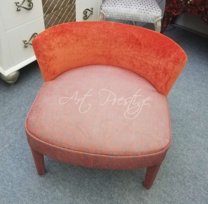 Poltroncina design imbottita e rivestita in velluto