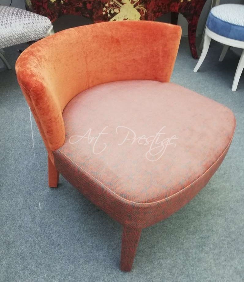 Poltroncina design imbottita e rivestita in velluto - immagine 2