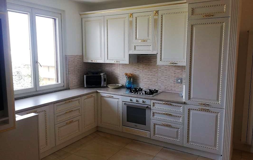 Cucina, salotto e mobile ingresso