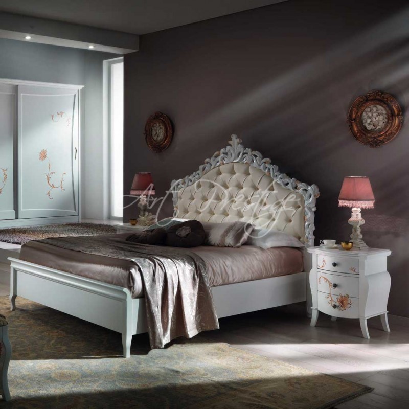 Art.623 Upholstered carved bed