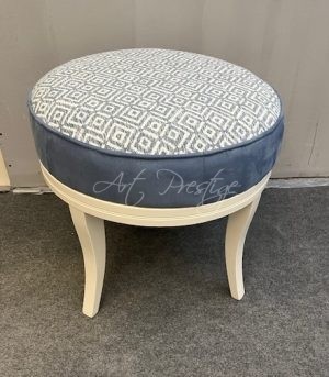 Pouff bianco con velluto blu