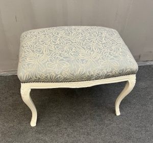 Pouff rettangolare laccato bianco con tessuto celeste a fiori