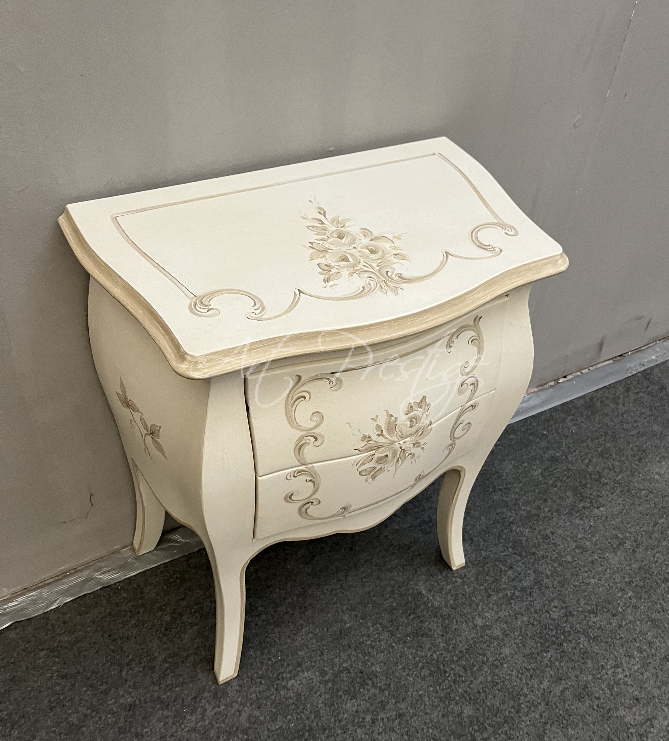 Hand-decorated rounded bedside table - Image 2