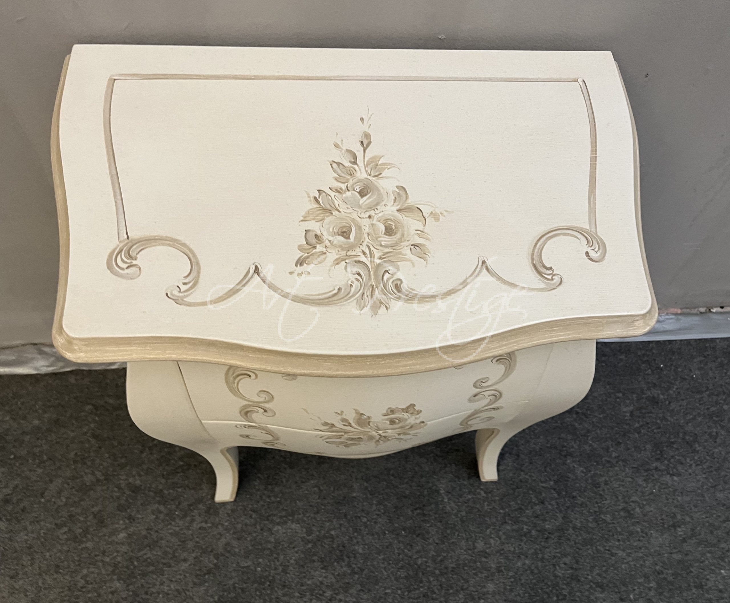 Hand-decorated rounded bedside table - Image 3